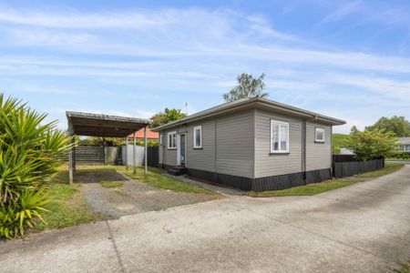 Charming 2-Bedroom Home - Photo 3