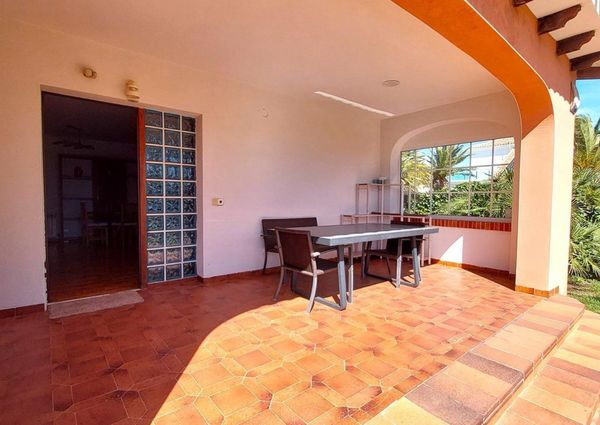 Villa con la piscina privada en Cabo Roig.