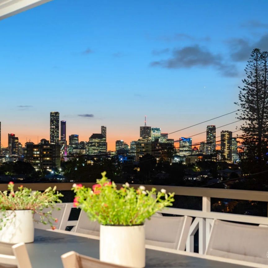 Elevated Character Residence with City Views on 810sqm - Photo 1