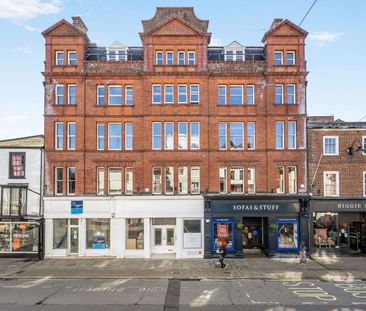 Spacious and well-presented two-bedroom third-floor apartment offer... - Photo 5