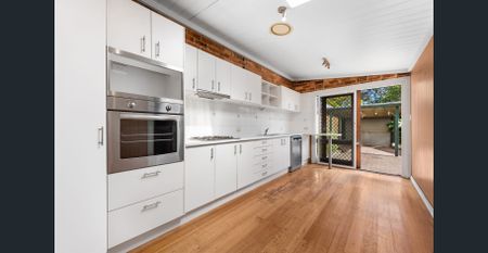 Spacious and gracious - freestanding period home with rear lane access - Photo 3