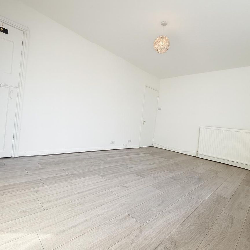 2 Bedroom Flat To Let - HP11 - Photo 1