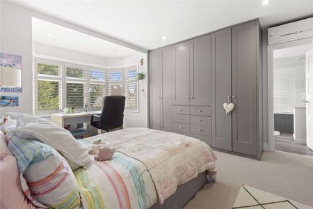 Exceptional five bedroom detached family home with swimming pool. - Photo 4