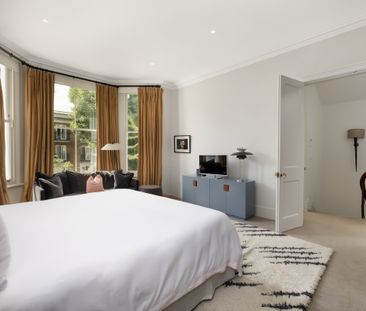 A Handsome Family House with a Roof Terrace in Kensington - Photo 6