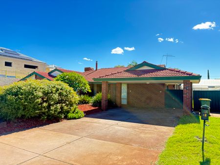 Large house with multiple living spaces - Photo 5