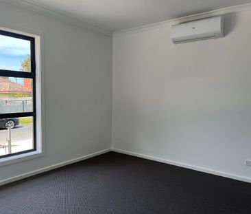 IDEALLY POSITIONED THREE BEDROOM TOWNHOUSE - Photo 6