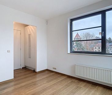Appartement te huur in Ukkel voor € 1.100 met 1 slaapkamer - Photo 3