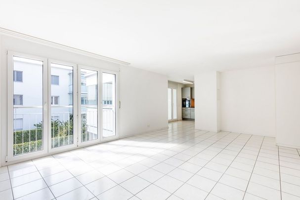 Grosszügige und moderne 2.5 Zimmer-Wohnung im 1. OG - Photo 1