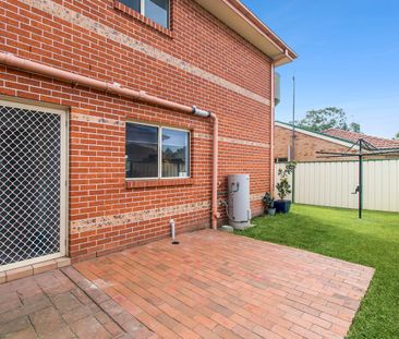 Beautifully presented townhouse - Photo 5