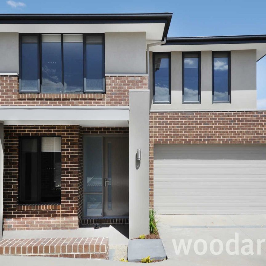 IMPRESSIVE TOWNHOUSE IN MOUNT WAVERLEY SCHOOL ZONE - Photo 1