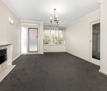 Close to Shops and Transport! - Photo 1