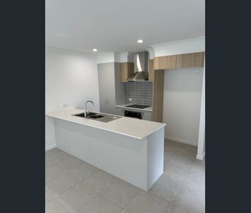 Charming 4-Bedroom House with Covered Entertainment Area - Photo 3