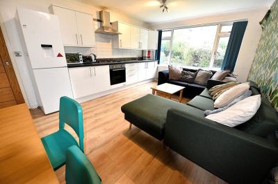 2 bedroom Flat in The Poplars (2 Bed), Leeds - Photo 2