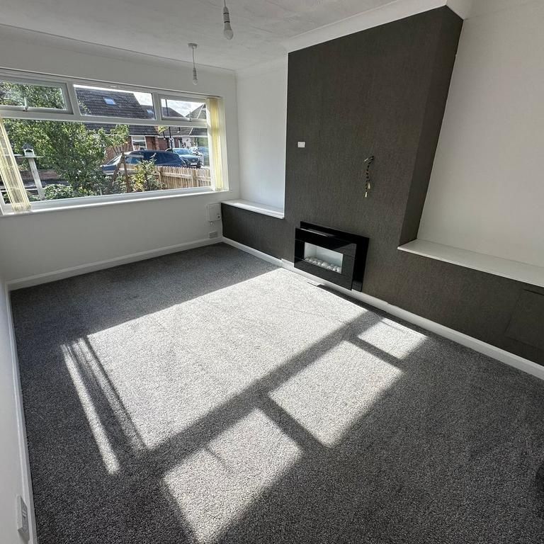 4 bedroom semi-detached bungalow to rent - Photo 1