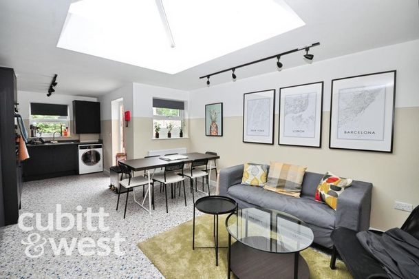 1 bedroom in a house share to rent - Photo 1