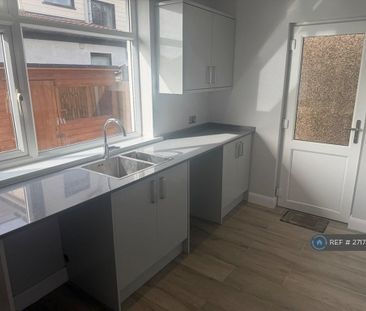 3 bedroom semi-detached house to rent - Photo 6