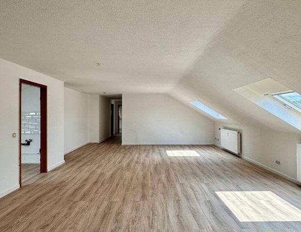 Haan Zentrum - Fußgängerzone! Großzügige Dachgeschosswohnung mit 2,5 Zimmern! - Photo 1