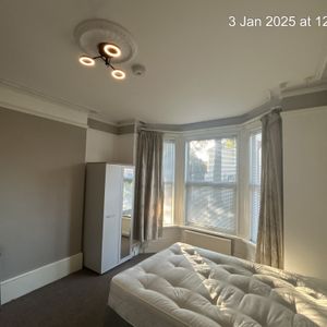 Lovely House Share property minutes from the Train Station - Photo 2