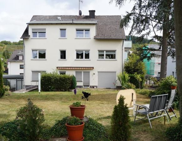 Konz, helle 3-Zimmer-Dachgeschosswohnung mit Einbauküche, Balkon und Garage - Photo 1