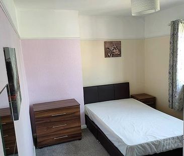 4 bedroom semi-detached house to rent - Photo 6