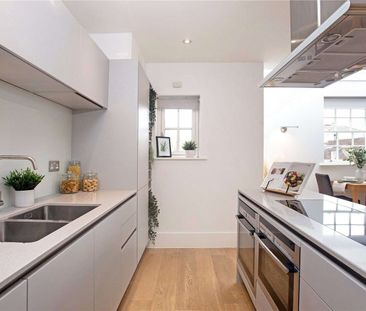 A superb City penthouse flat with private allocated parking - Photo 3