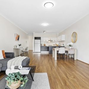 Spacious Ground Floor Apartment with Dual Courtyards - Photo 3