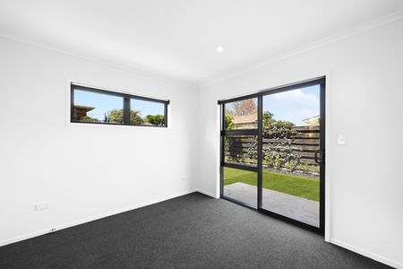 Discover comfortable and convenient living in this well-appointed 2-bedroom, 2-bathroom townhouse located in the sought-after suburb of Beerescourt, Hamilton. - Photo 3