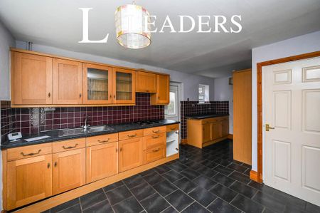 3 bedroom semi-detached house to rent - Photo 5