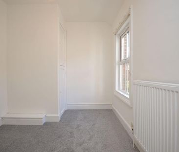 2 bedroom end of terrace house to rent - Photo 3