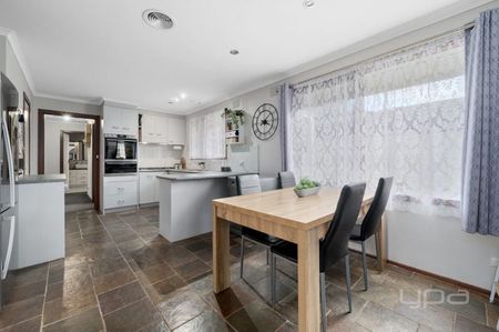 3 BEDROOM & STUDY MASSIVE CARPORT HUGE GARAGE AREA - Photo 2