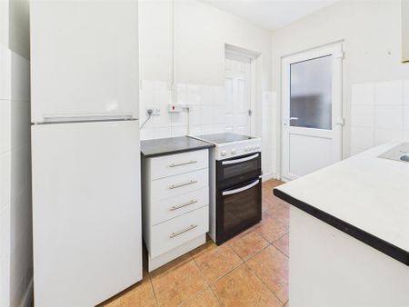 1 bedroom in a house share to rent - Photo 4