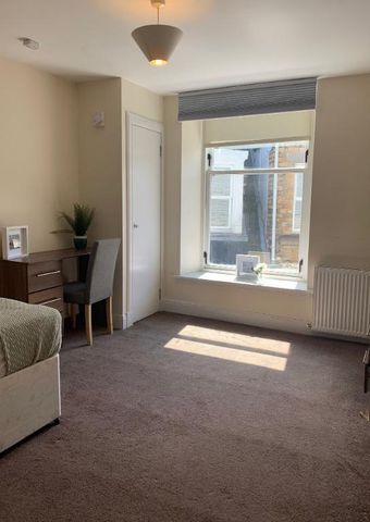 3 bedroom flat to rent - Photo 5