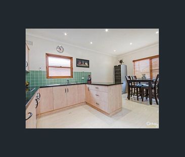 3 bedroom home ideally located within a short walk of the beach - Photo 1