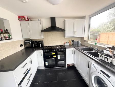 1 bedroom in a house share to rent - Photo 3