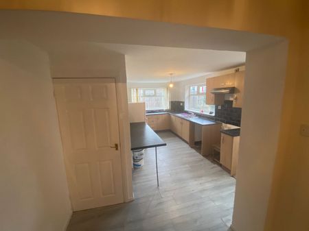 2 bed Apartment - To Let - Photo 5