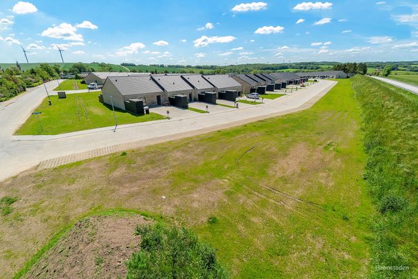 Rækkehus i nyere kvarter med legeplads og grønneområder, med plads til fælleskab - Photo 1