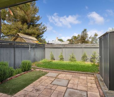 Neat and Tidy with Private Rear Garden - Both Bedrooms Upstairs - Photo 5