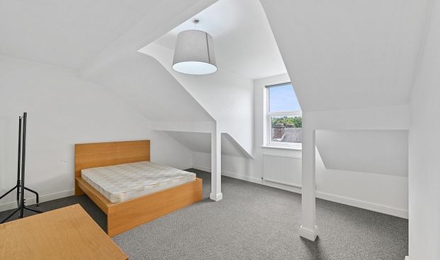 Spacious 6-Bed Student House with Two Bathrooms & Convenient Amenities - Photo 1