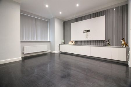 Hanson Gardens, Southall - Photo 2