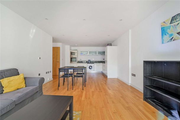 Ability Place is conveniently located close to South Quay DLR station, Canary Wharf underground station, Canary Wharf shopping centre and the numerous restaurants, bars and supermarkets. - Photo 1