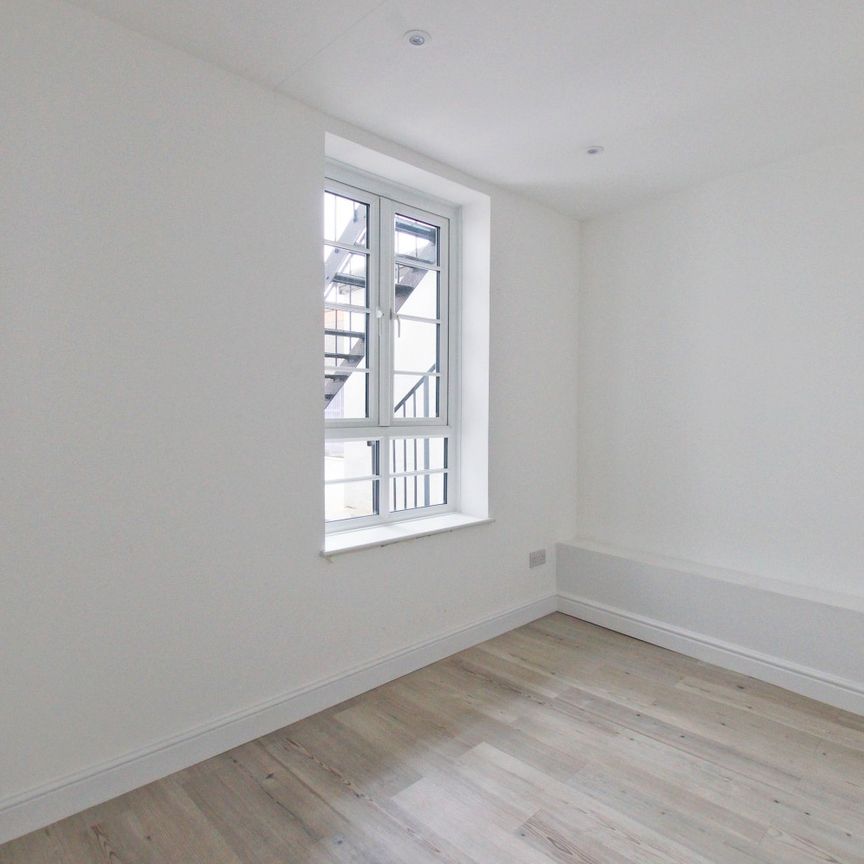 A modern two bedroom apartment located in the heart of Chichester historic city centre became available to rent on long term basis - Photo 1