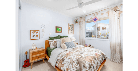 STUNNING 4 BED FAMILY HOME WITH POOL - Photo 2