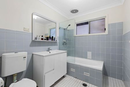 Private Rear Renovated Two Bedroom Home - Photo 5