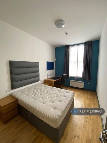 1 bedroom in a flat share to rent - Photo 2