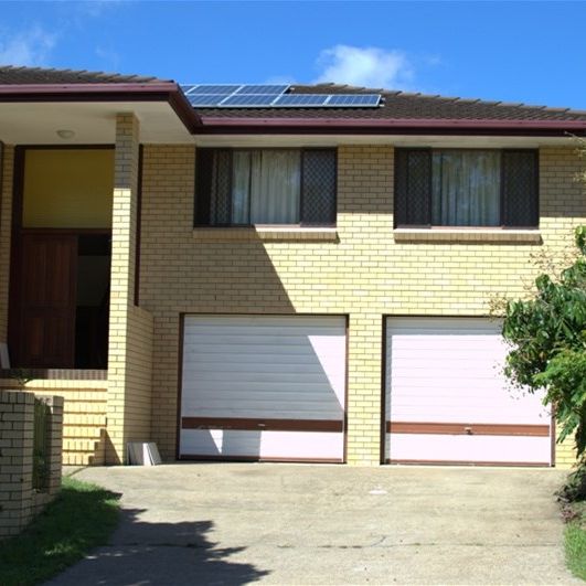 Large 3 Bed Room Family Home with Great Location - Photo 1