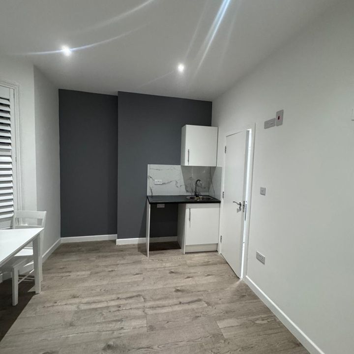 Studio Flat, Garth Road, NW2 - Photo 2