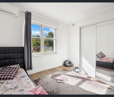 Modern Comfort in a Prime Location – Ideal Family Living! - Photo 3