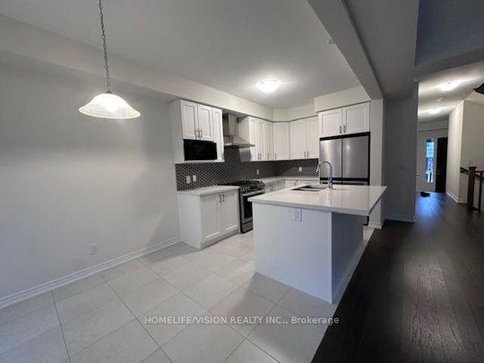 Townhouse For Lease | X8080344 - Photo 1