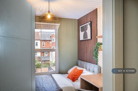 1 bedroom in a house share to rent - Photo 2