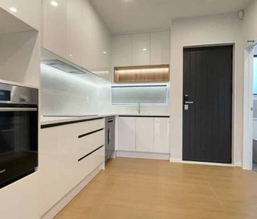 Te Atatu Peninsula, 2 bedrooms with 1 Study - Photo 3